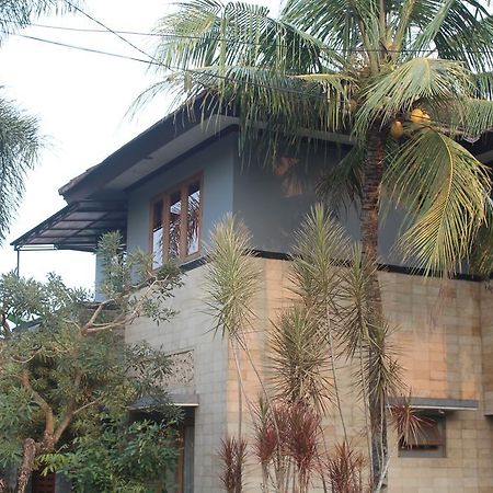 Rabbani Family Homestay Джокьякарта Экстерьер фото