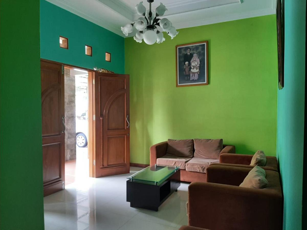 Rabbani Family Homestay Джокьякарта Экстерьер фото