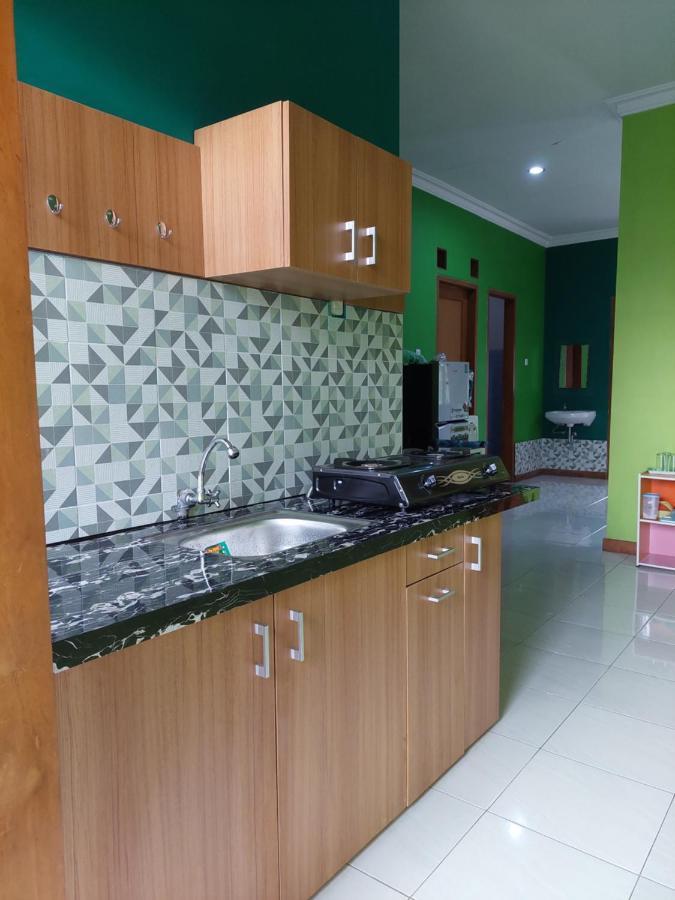 Rabbani Family Homestay Джокьякарта Экстерьер фото
