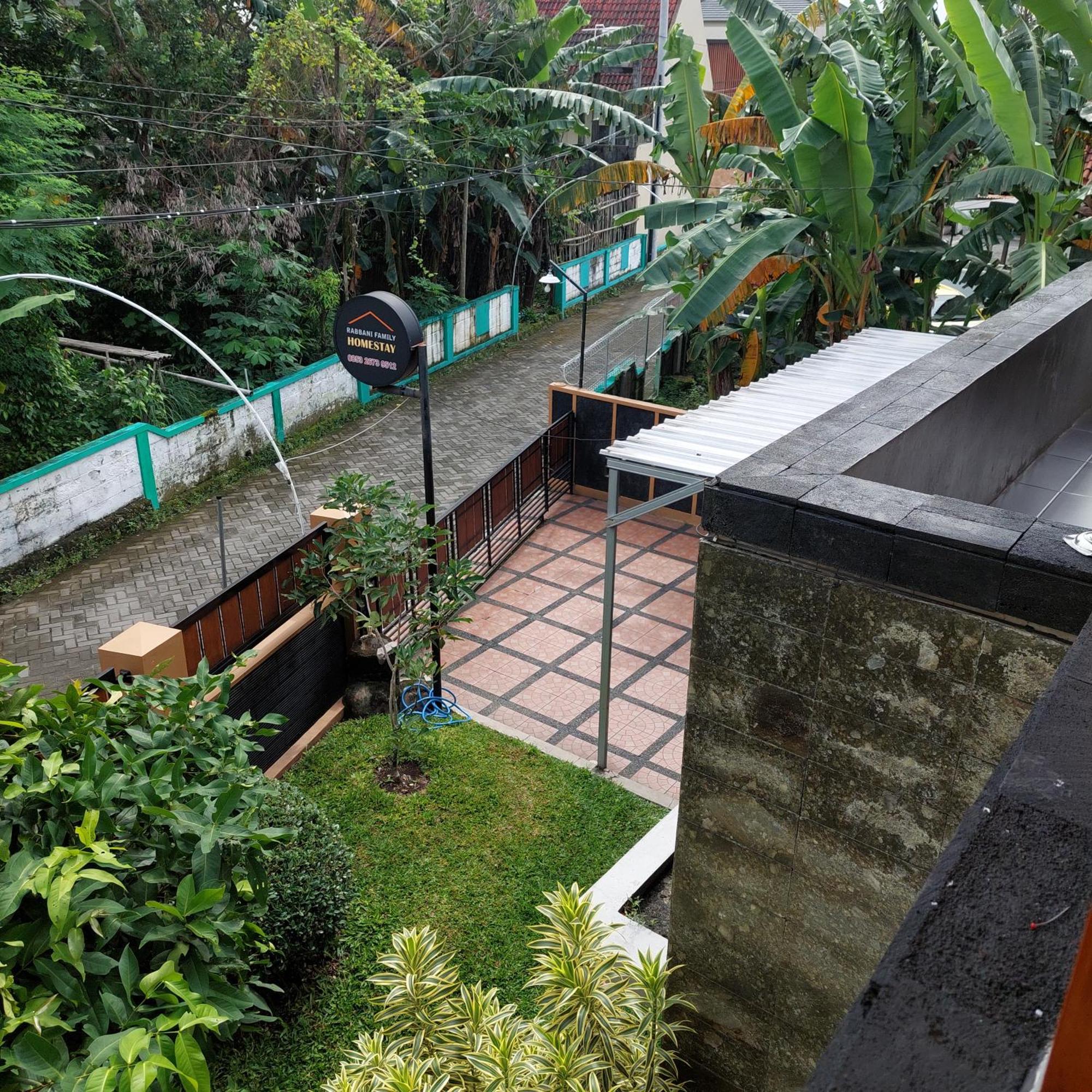 Rabbani Family Homestay Джокьякарта Экстерьер фото