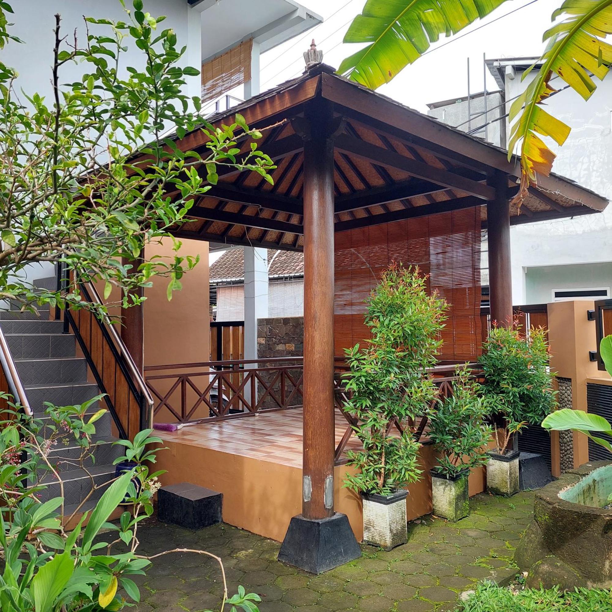 Rabbani Family Homestay Джокьякарта Экстерьер фото