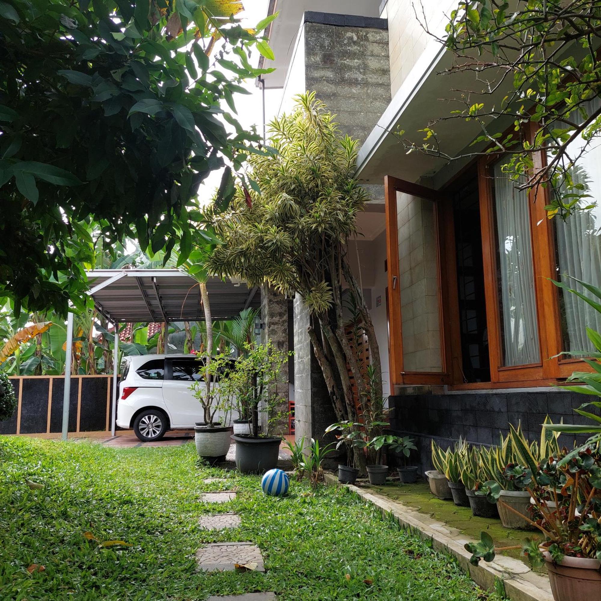 Rabbani Family Homestay Джокьякарта Экстерьер фото