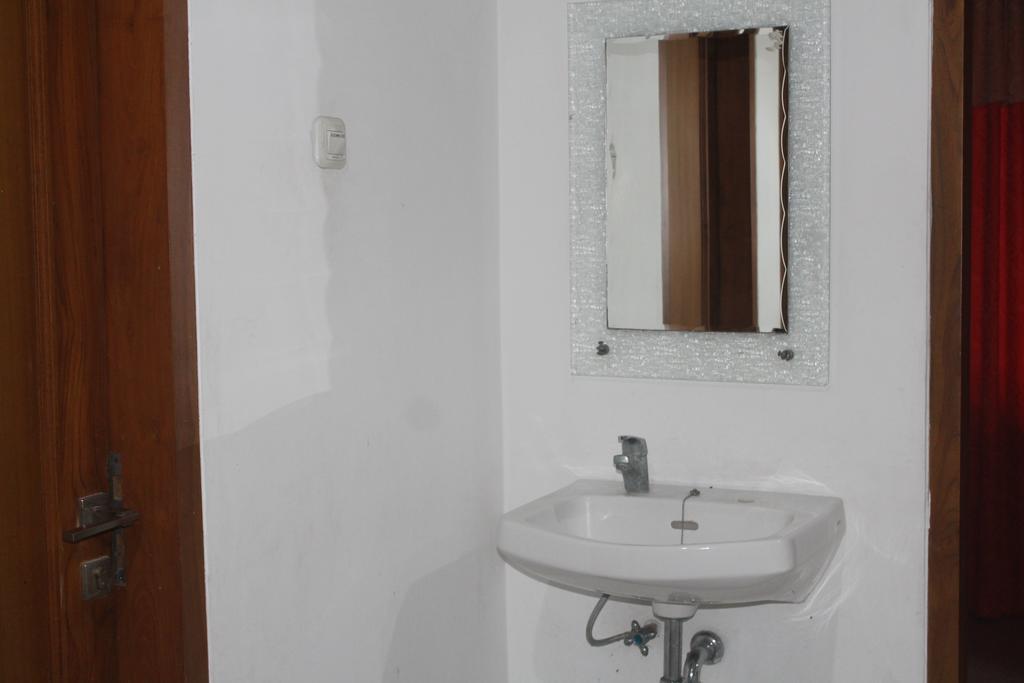 Rabbani Family Homestay Джокьякарта Экстерьер фото